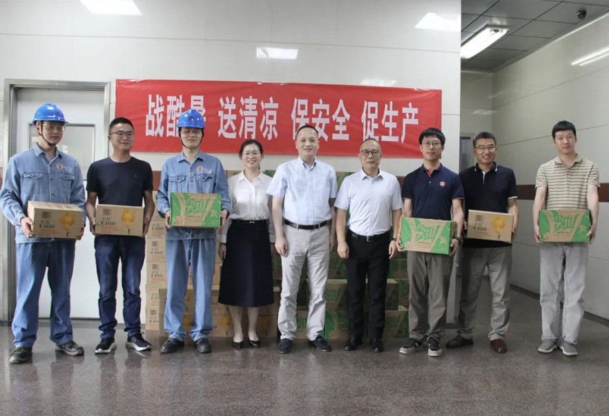 上海醫藥沈波總裁一行慰問常藥廠一線員工